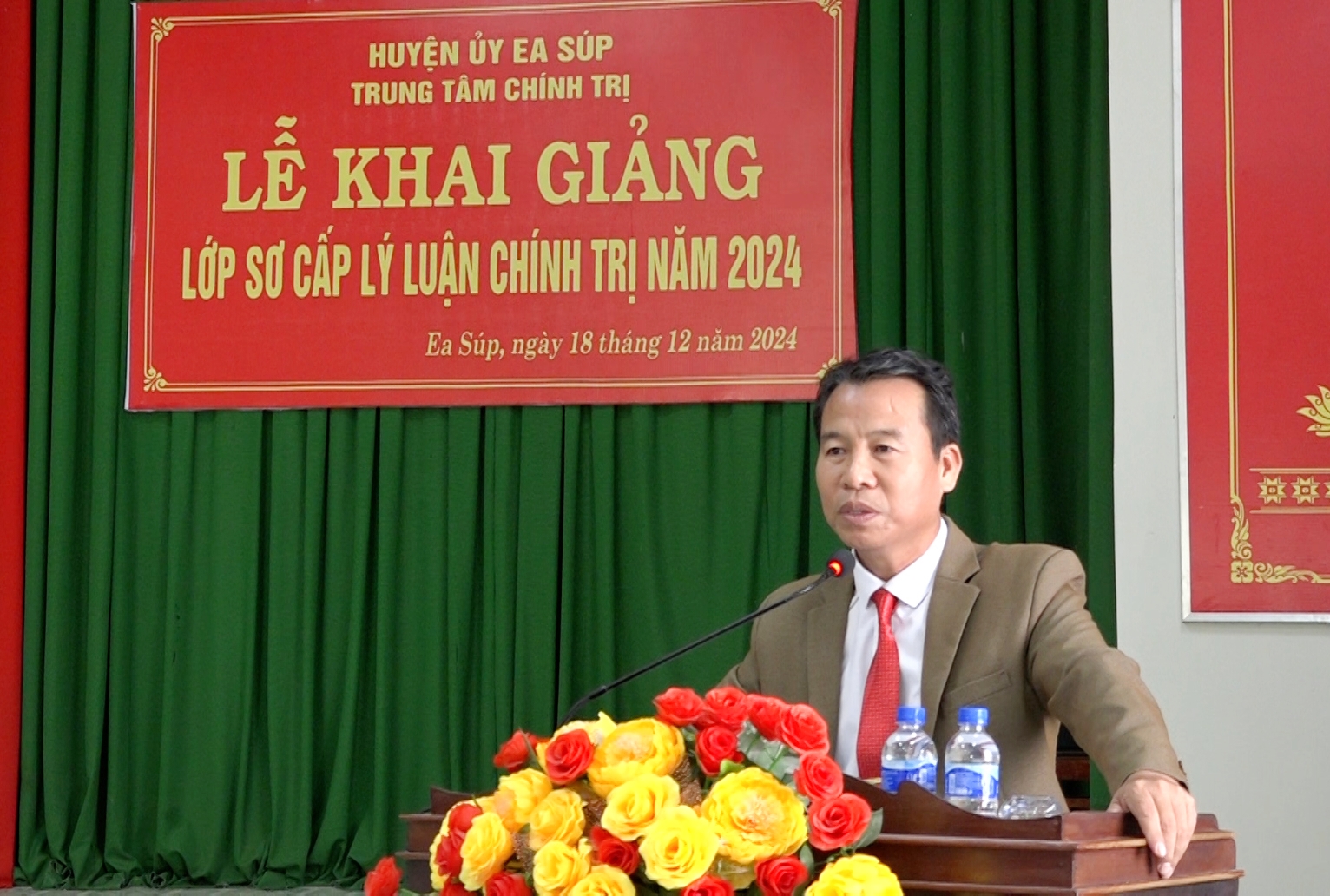 ông Nguyễn văn cừ phát biểu tại lễ khai giảng